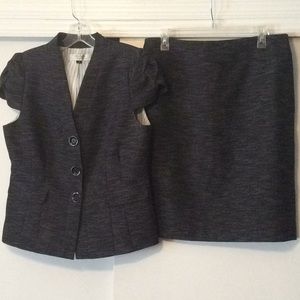 Tahari business suit w/detailed cap sleeves